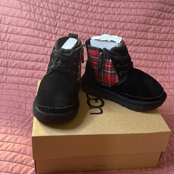 Boy uggs - Picture 1 of 4